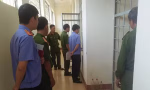 Phạm nhân mượn điện thoại gọi tố cáo, Bình Định kỷ luật 9 cán bộ, chiến sĩ công an