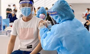 Thúc đẩy mạnh mẽ, quyết liệt việc tiêm vaccine phòng COVID-19, bảo đảm an toàn, hiệu quả