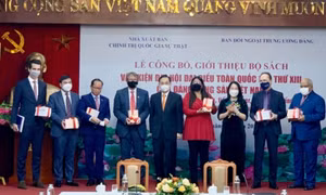 Xuất bản bộ sách Văn kiện Đại hội đại biểu toàn quốc lần thứ XIII bằng 7 ngoại ngữ