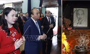 Chủ tịch nước Nguyễn Xuân Phúc dâng hương tưởng nhớ Chủ tịch Hồ Chí Minh