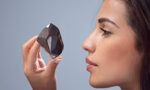 Viên kim cương đen huyền bí lớn nhất thế giới sắp được đấu giá