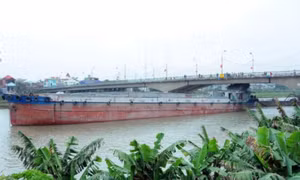Tàu thuỷ chở xi măng đâm nứt dầm cầu Thái Bình, thuyền trưởng bị thương