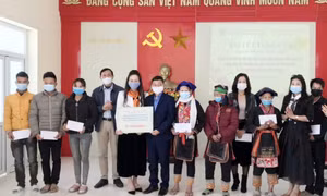 Trao tặng 80 suất quà Tết cho người khuyết tật, trẻ mồ côi