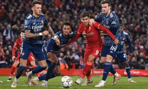 Liverpool bất lực trước 10 cầu thủ Arsenal