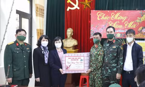 Phó Bí thư Tỉnh ủy thăm, chúc Tết cán bộ, chiến sĩ đảo Hòn Rồng