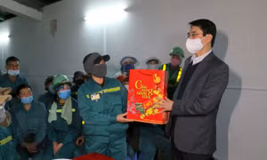 Phó Chủ tịch UBND tỉnh Phạm Văn Thành chúc Tết Hải đội 2 và công nhân môi trường