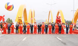 Thủ tướng Chính phủ Phạm Minh Chính cắt băng khánh thành Cầu Tình Yêu và Đường bao biển nối TP Hạ Long - TP Cẩm Phả