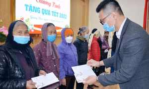 Trao tặng 600 suất quà Tết cho người có hoàn cảnh khó khăn 
