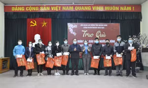 Trao quà Tết hỗ trợ đoàn viên, giáo viên người lao động, học sinh có hoàn cảnh khó khăn