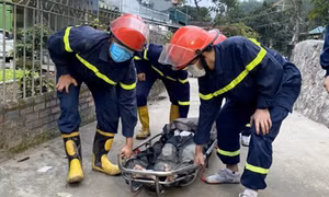 Cứu hộ người mắc kẹt dưới cống