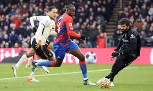 Liverpool thắng dễ Crystal Palace, Arsenal hoà thất vọng