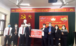 TX Đông Triều tiếp nhận kinh phí ủng hộ người nghèo của Agribank Tây Quảng Ninh 
