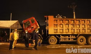 Xe tải đâm vào xe máy, 4 người trong một gia đình tử vong
