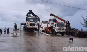 Phú Quốc: Xe 46 chỗ xuống phà Thạnh Thới rơi xuống biển