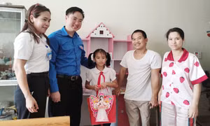 Ấm áp Tết Trung thu cho trẻ em nghèo