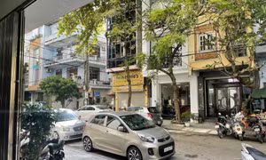 Ùn tắc giao thông tại cổng trường học