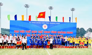 Thắng kịch tính trên chấm 11m, TP Cẩm Phả giành cúp vô địch