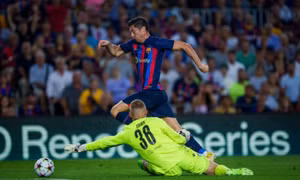 Lewandowski ghi hat-trick đầu tiên cho Barca