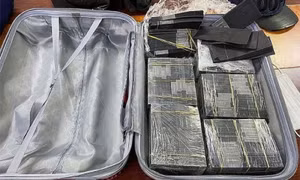 Phát hiện 1 triệu USD bị nhuộm đen ở sân bay Tân Sơn Nhất
