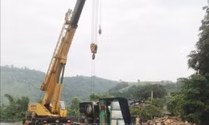 Xe tải lật khi đổ đèo khiến 2 người thương vong