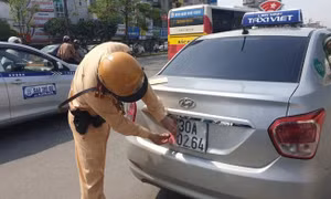 Sẽ tước bằng lái, giữ xe người che biển số