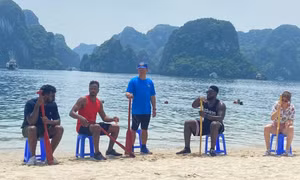 Cựu danh thủ M.U Patrice Evra học chèo thuyền trên Vịnh Hạ Long