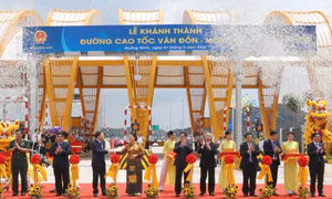 Thủ tướng Phạm Minh Chính cắt băng khánh thành cao tốc Vân Đồn - Móng Cái