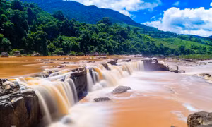 Thác nước hoang sơ giữa biên giới Việt - Lào