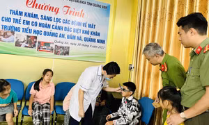 Khám sàng lọc bệnh về mắt cho trẻ em xã Quảng An, Đầm Hà