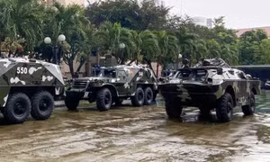 Quân đội huy động xe thiết giáp sẵn sàng ứng phó bão Noru
