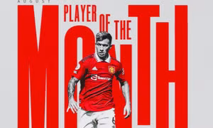 Martinez lần đầu được vinh danh ở Old Trafford