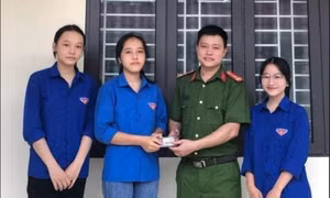 Đi tặng quà trung thu, 3 nữ sinh nhặt được tiền trả lại người đánh rơi
