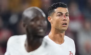 Ronaldo đổ máu trong trận thắng đậm của Bồ Đào Nha