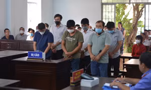 Làm giả kết quả xét nghiệm COVID-19 để 'thông chốt', cả nhóm lãnh án tù