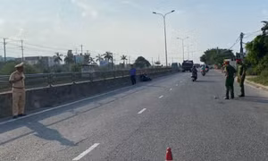 Bị dừng xe, thanh niên hốt hoảng tông cảnh sát bị thương