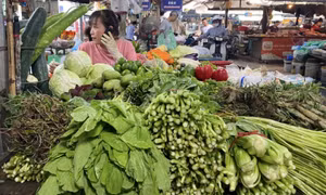 Giá xăng rẻ nhất từ đầu năm: Rau xanh, thực phẩm vẫn đắt đỏ