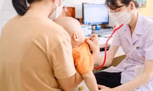 Adenovirus gây bệnh gì, cha mẹ cần làm gì khi trẻ mắc?