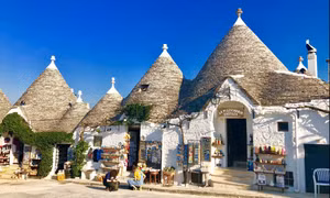 Ghé thăm ngôi làng “mái chóp” độc đáo ở Puglia, Italy