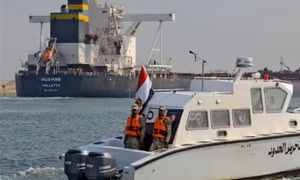 Tàu mắc cạn khiến lưu thông qua kênh đào Suez bị tắc nghẽn