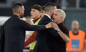 Mourinho nhận thẻ đỏ trong trận thua của Roma