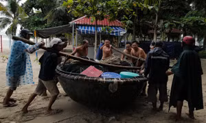 Nhiều địa phương cấm người ra đường khi bão Noru đổ bộ