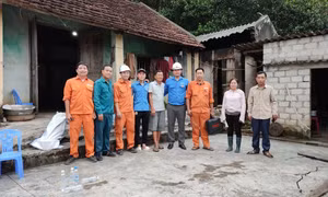 Công ty CP Nhiệt điện Quảng Ninh hỗ trợ sửa chữa đường điện cho các hộ dân thuộc diện khó khăn