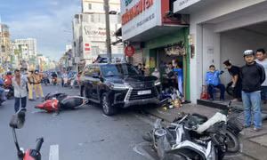 Xe 7 chỗ 'lùa' nhiều xe máy gần Ngã tư Phú Nhuận, 3 người bị thương