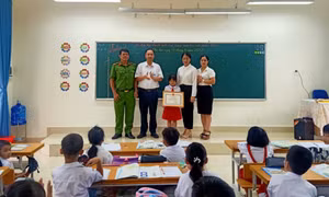 Đầm Hà: Biểu dương học sinh nhặt được ví tiền, trả lại người đánh rơi