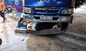 Nữ sinh lớp 6 tử vong sau va chạm với xe ô tô tập lái tại Hòa Bình