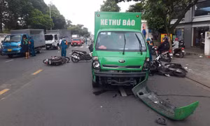 Xe thư báo tông loạn xạ xe máy ở TP.HCM, 3 người bị thương