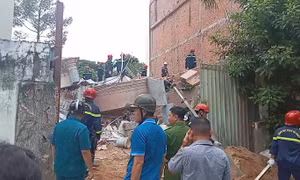 Sập nhà 4 tầng ở quận Bình Thạnh, đã đưa hết người mắc kẹt ra ngoài