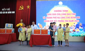 Lãnh đạo tỉnh tặng quà Trung thu cho bệnh nhi 