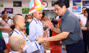 Thủ tướng Phạm Minh Chính vui Tết Trung Thu cùng các bệnh nhi có hoàn cảnh khó khăn