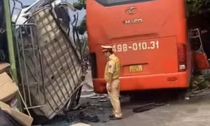 Xe tải lật ngửa, tài xế trọng thương sau va chạm với xe khách trên QL20